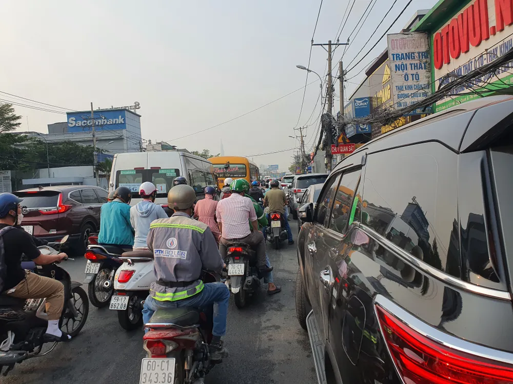 Ô tô xếp hàng dài gây khó khăn cho các phương tiện đi lại. Ảnh: THY NHUNG Ô tô xếp hàng dài gây khó khăn cho các phương tiện đi lại. Ảnh: THY NHUNG