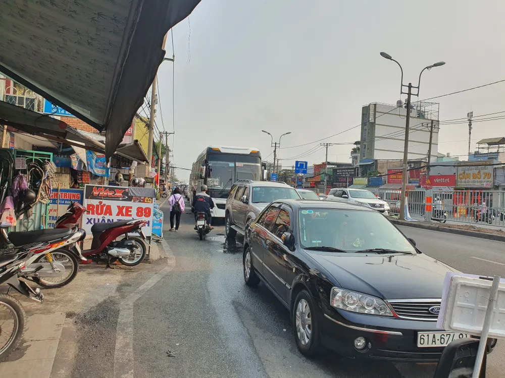 Hàng ô tô xếp hàng tới gần cầu ông Dầu. Ảnh: THY NHUNG Hàng ô tô xếp hàng tới gần cầu ông Dầu. Ảnh: THY NHUNG