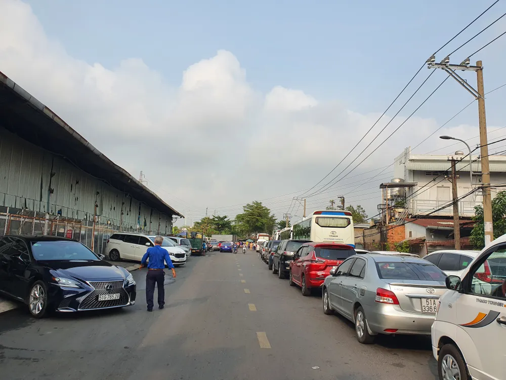 Những chủ xe xếp hàng bên trong ngày đã đứng chờ từ ngày thứ 7 hoặc chủ nhật. Ảnh: THY NHUNG Những chủ xe xếp hàng bên trong ngày đã đứng chờ từ ngày thứ 7 hoặc chủ nhật. Ảnh: THY NHUNG