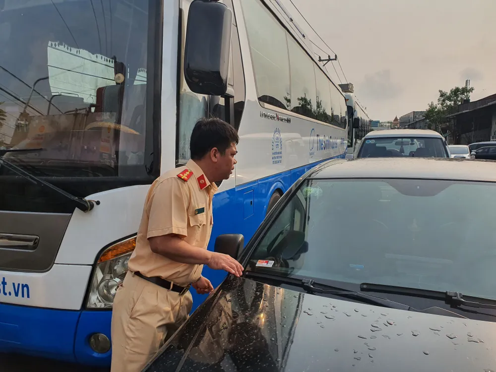 CSGT đang kiểm tra ngày hết hạn kiểm định của các loại xe. Ảnh: THY NHUNG CSGT đang kiểm tra ngày hết hạn kiểm định của các loại xe. Ảnh: THY NHUNG