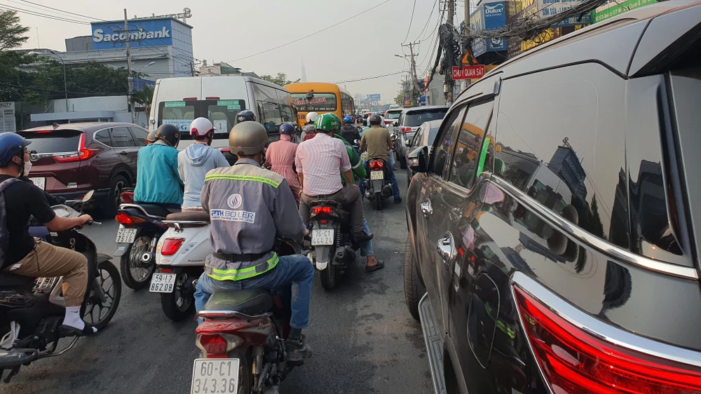 Vấn đề ùn tắc trong đăng kiểm xe vẫn chưa được giải quyết. Ảnh: TN Vấn đề ùn tắc trong đăng kiểm xe vẫn chưa được giải quyết. Ảnh: TN