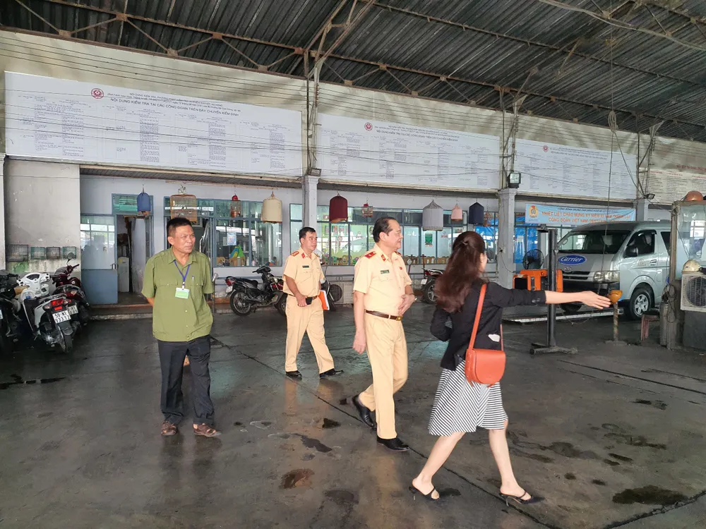 Từ ngày 17-4, người dân đến kiểm định tại TTĐK 50-03S phải có lịch hẹn. Từ ngày 17-4, người dân đến kiểm định tại TTĐK 50-03S phải có lịch hẹn.