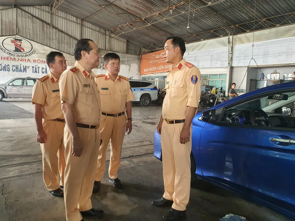 Thiếu tướng Lê Xuân Đức hỏi thăm, động viên cán bộ hỗ trợ đăng kiểm cho TTĐK 50-03S. Ảnh: THY NHUNG Thiếu tướng Lê Xuân Đức hỏi thăm, động viên cán bộ hỗ trợ đăng kiểm cho TTĐK 50-03S. Ảnh: THY NHUNG