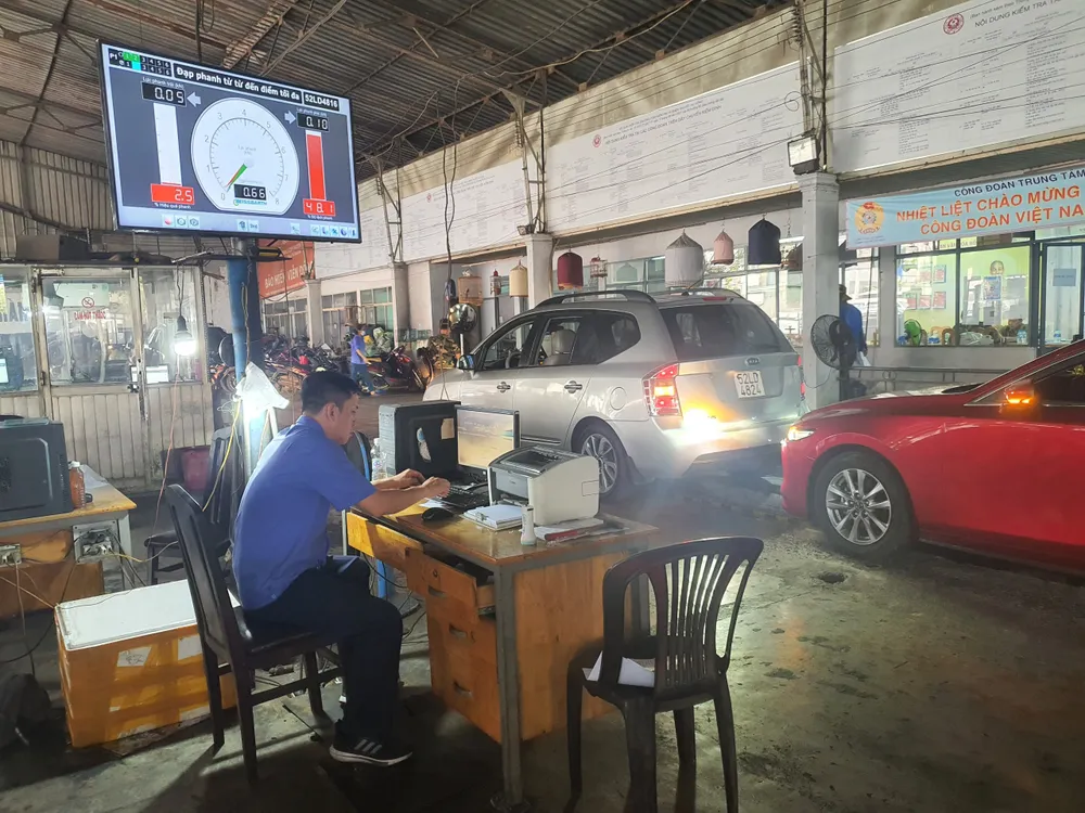 Sáng thứ Bảy, các kiểm định viên vẫn làm việc vất vả. Ảnh: THY NHUNG Sáng thứ Bảy, các kiểm định viên vẫn làm việc vất vả. Ảnh: THY NHUNG