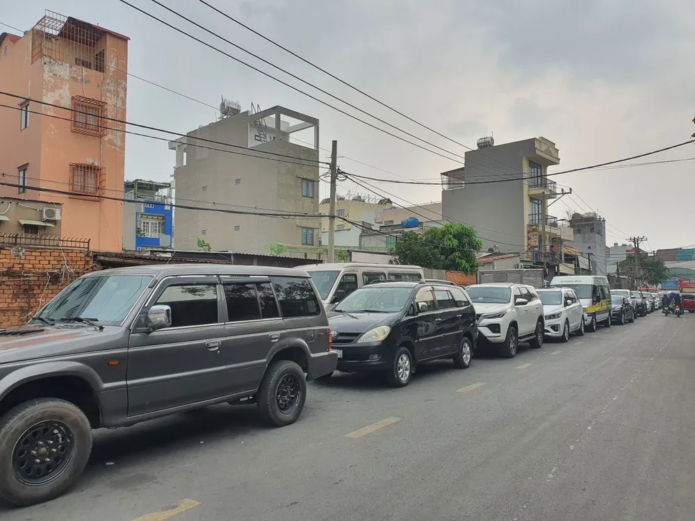 Lượng ô tô vẫn xếp hàng dài chờ bốc số thứ tự sáng nay. Ảnh: THY NHUNG Lượng ô tô vẫn xếp hàng dài chờ bốc số thứ tự sáng nay. Ảnh: THY NHUNG