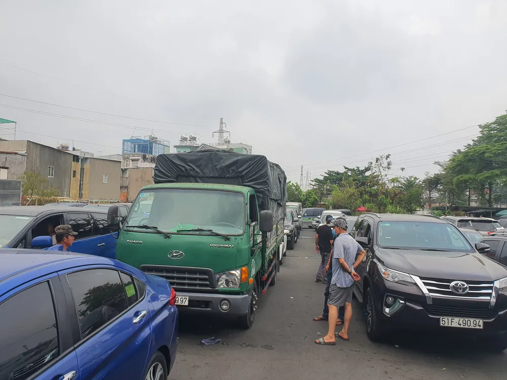 Người dân phải xếp hàng chờ 2 ngày 1 đêm để tới lượt kiểm định. Ảnh: THY NHUNG Người dân phải xếp hàng chờ 2 ngày 1 đêm để tới lượt kiểm định. Ảnh: THY NHUNG