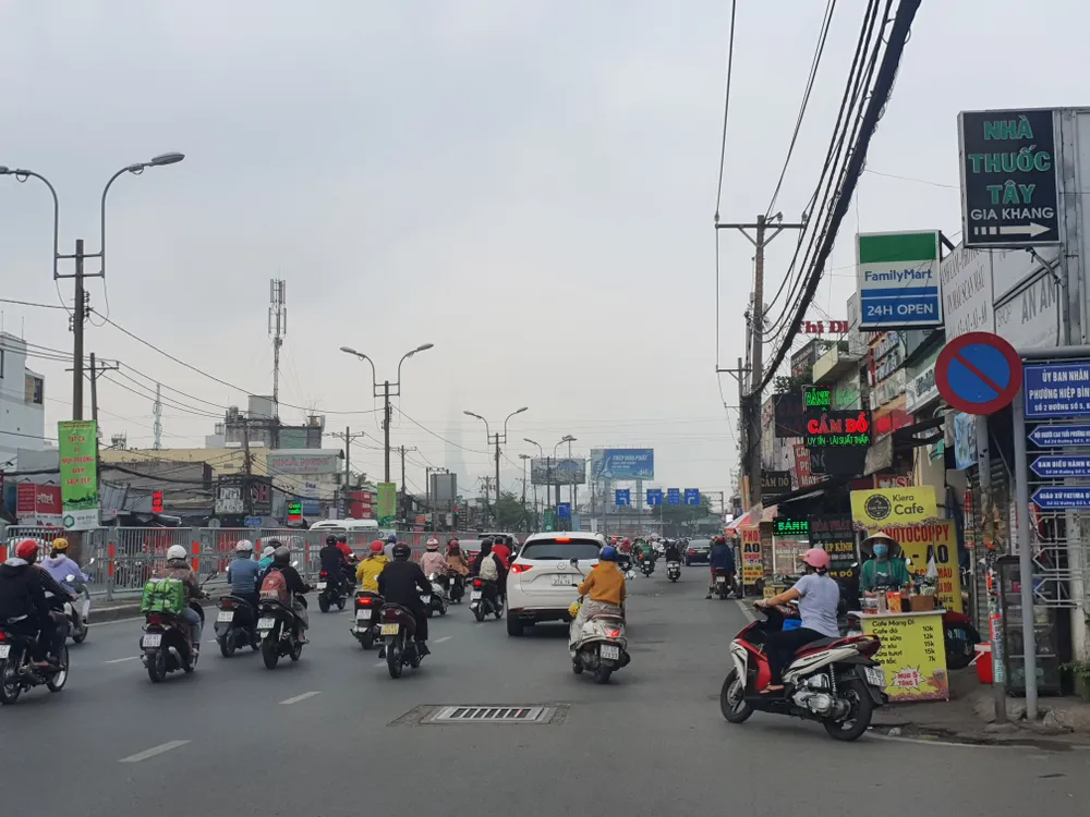 Trên đường Quốc lộ 13 không còn tình trạng ô tô xếp hàng chờ đăng kiểm. Ảnh: THY NHUNG Trên đường Quốc lộ 13 không còn tình trạng ô tô xếp hàng chờ đăng kiểm. Ảnh: THY NHUNG