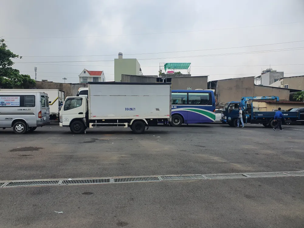 Lượng xe bên trong bãi đậu không nhiều, chỉ khoảng vài chục chiếc. Ảnh: THY NHUNG Lượng xe bên trong bãi đậu không nhiều, chỉ khoảng vài chục chiếc. Ảnh: THY NHUNG