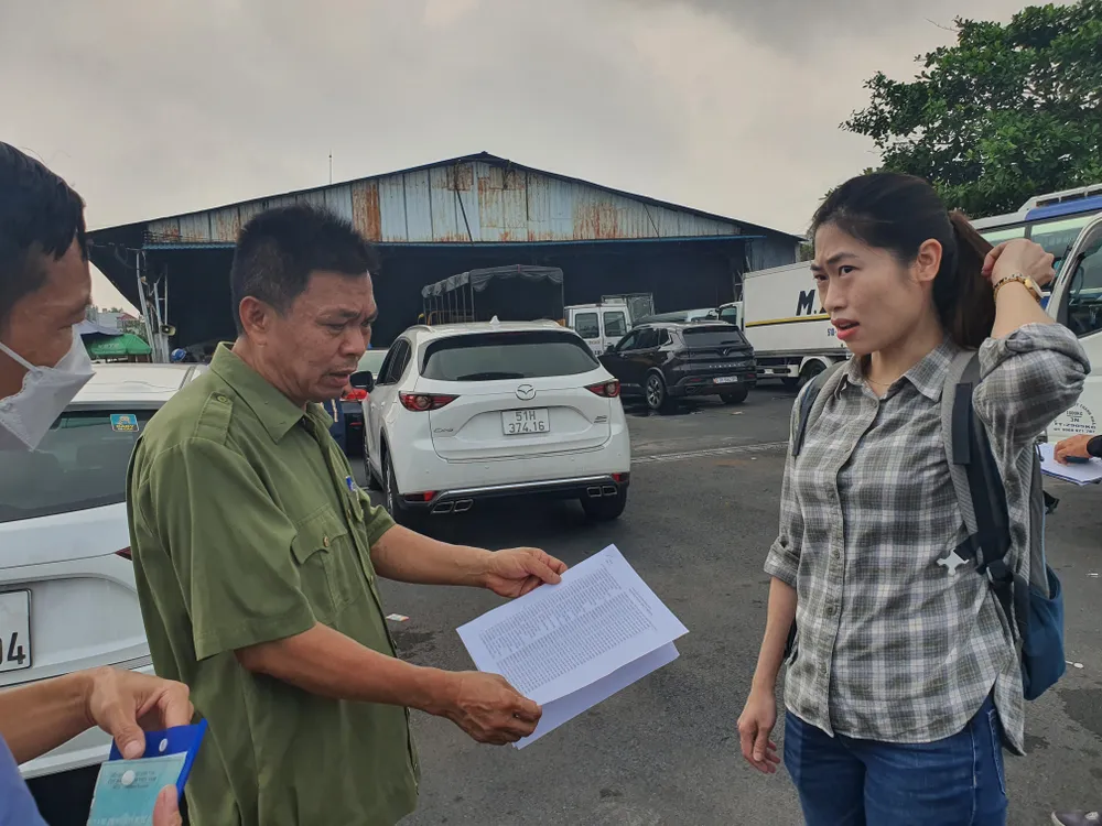 Đích thân Giám đốc TTĐK ra giải thích cho người dân. Ảnh: THY NHUNG Đích thân Giám đốc TTĐK ra giải thích cho người dân. Ảnh: THY NHUNG