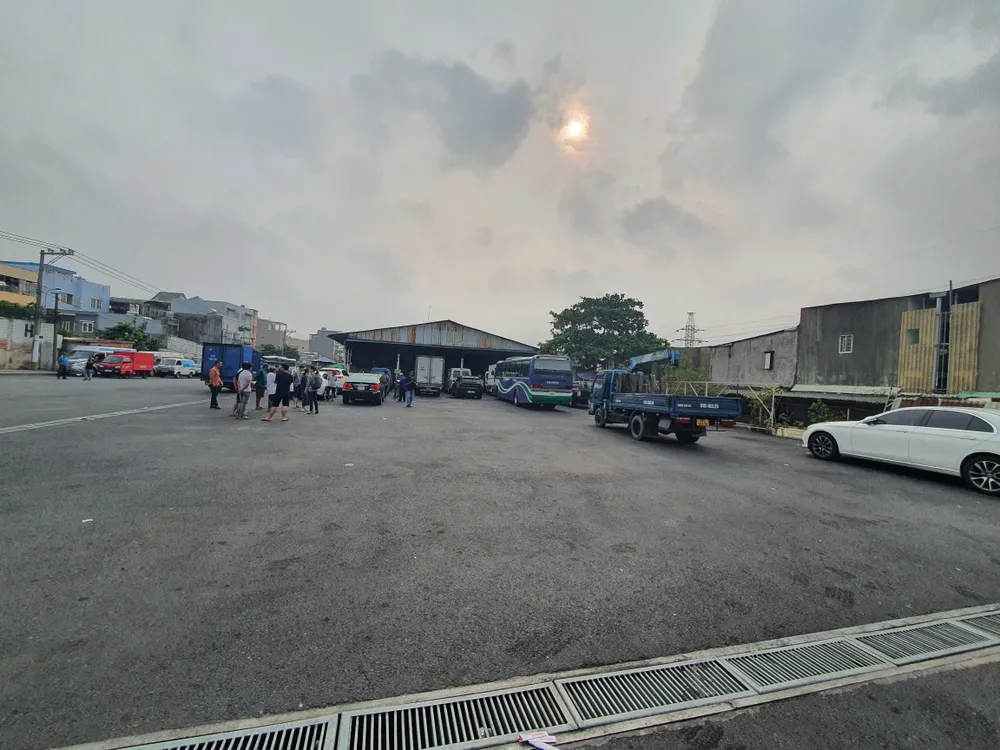 Bãi đậu xe khá trống trong ngày 17-4. Ảnh: THY NHUNG Bãi đậu xe khá trống trong ngày 17-4. Ảnh: THY NHUNG