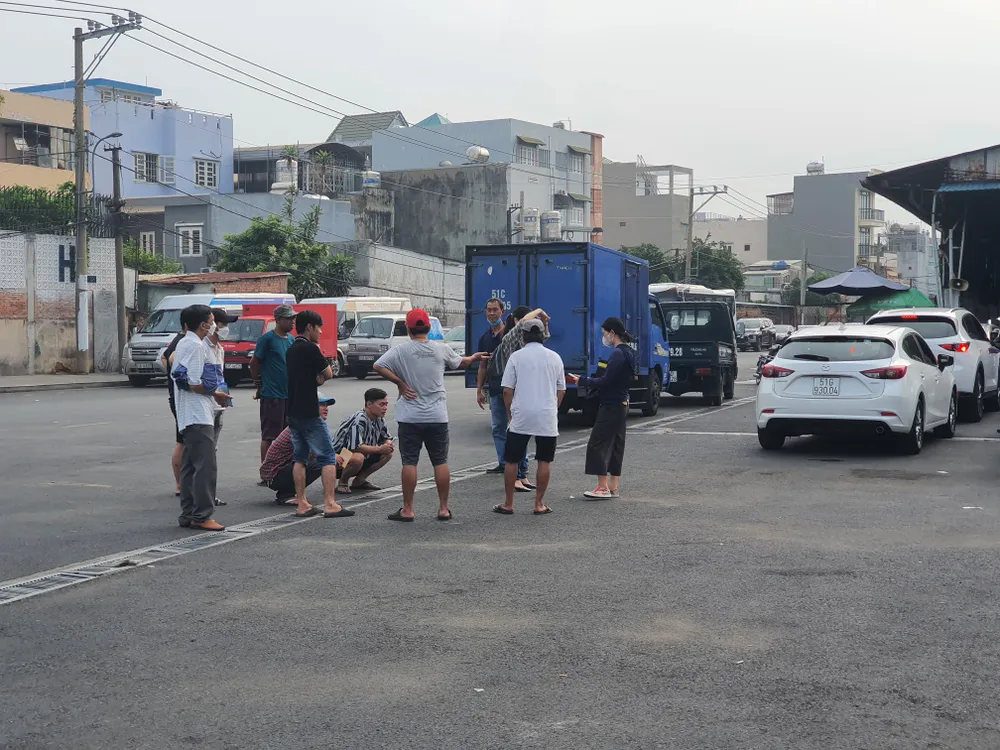 Nhiều người dân ngỡ ngàng khi nhận thông báo chỉ kiểm định xe có lịch hẹn. Ảnh: THY NHUNG Nhiều người dân ngỡ ngàng khi nhận thông báo chỉ kiểm định xe có lịch hẹn. Ảnh: THY NHUNG