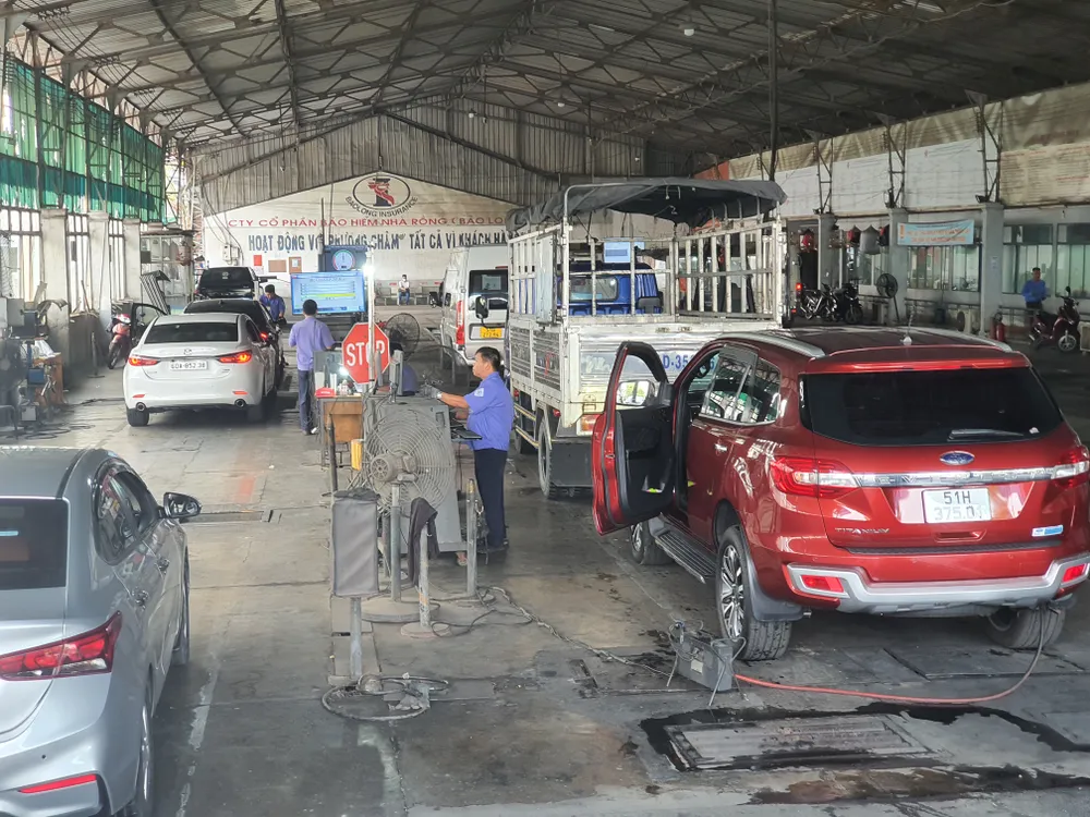 Các đăng kiểm viên vẫn miệt mài kiểm định xe. Ảnh: THY NHUNG Các đăng kiểm viên vẫn miệt mài kiểm định xe. Ảnh: THY NHUNG