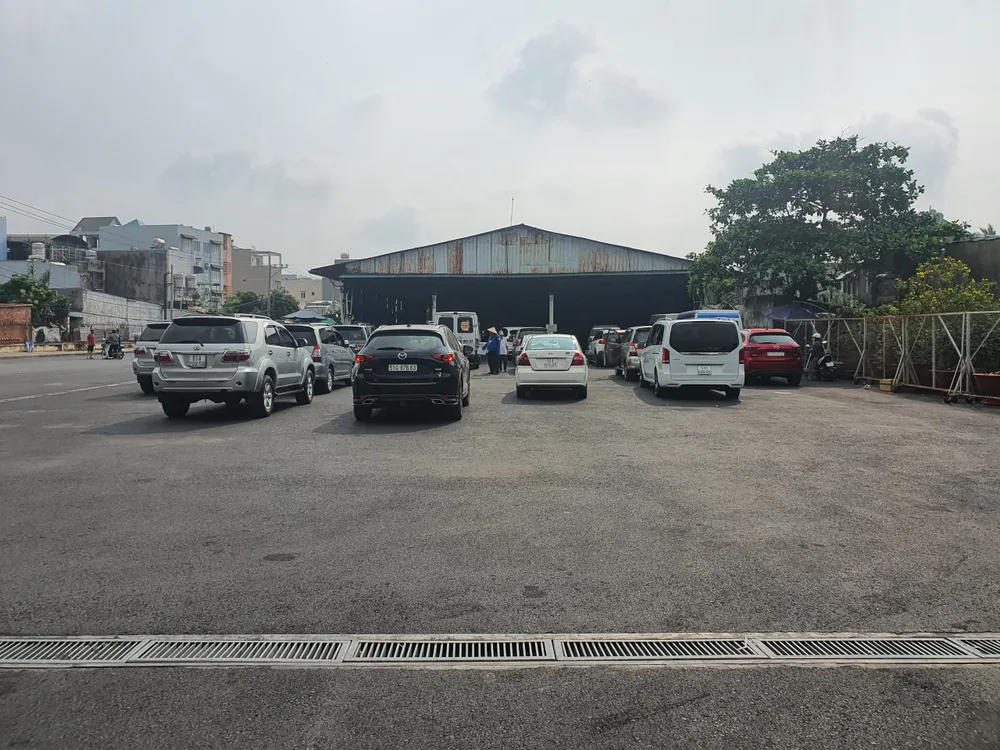 Bãi đậu xe khá vắng vẻ. Ảnh: THY NHUNG