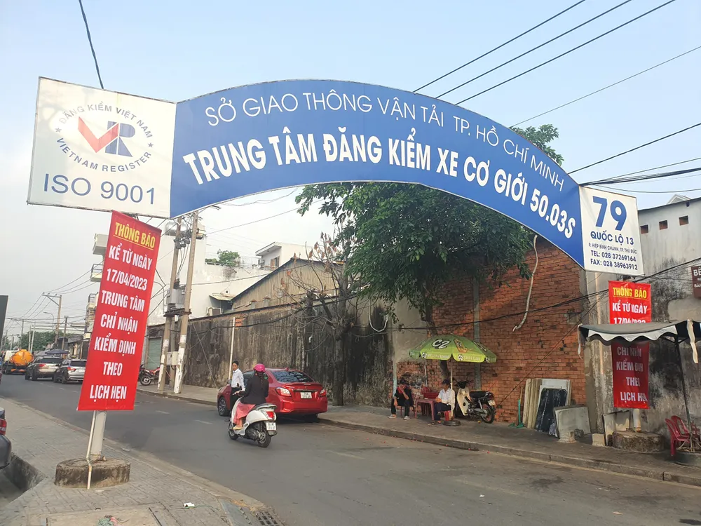 Bên ngoài TTĐK 50-03S không còn tình trạng xếp hàng ô tô dài chờ đợi. Ảnh: THY NHUNG