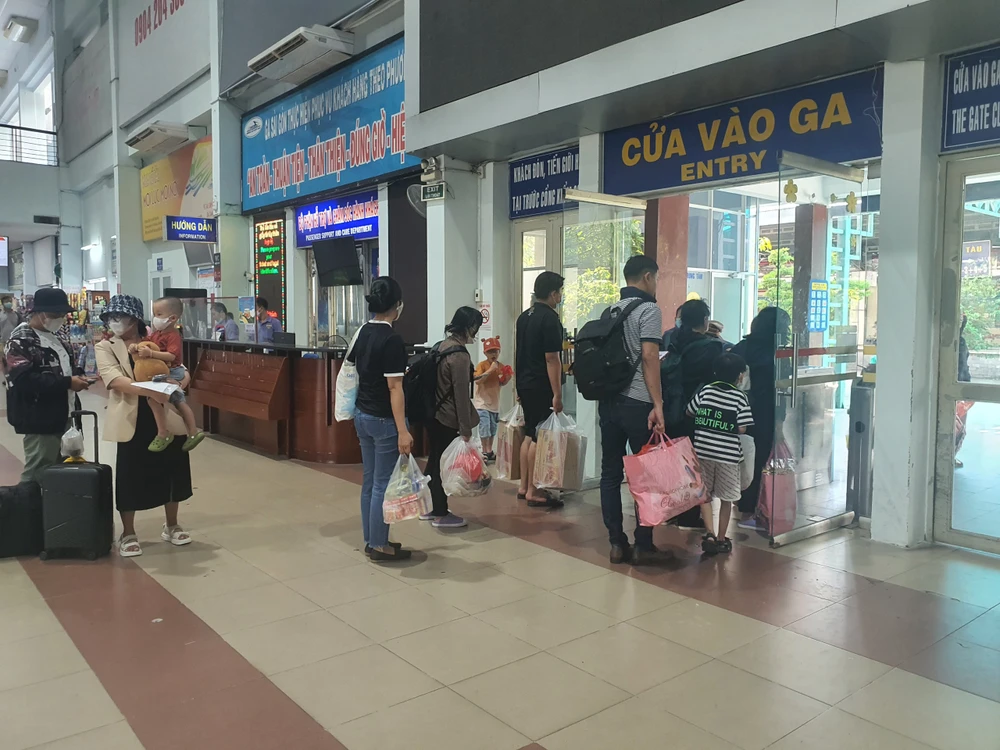 Đa số hành khách đi tàu dịp này đều là gia đình. Ảnh: TN