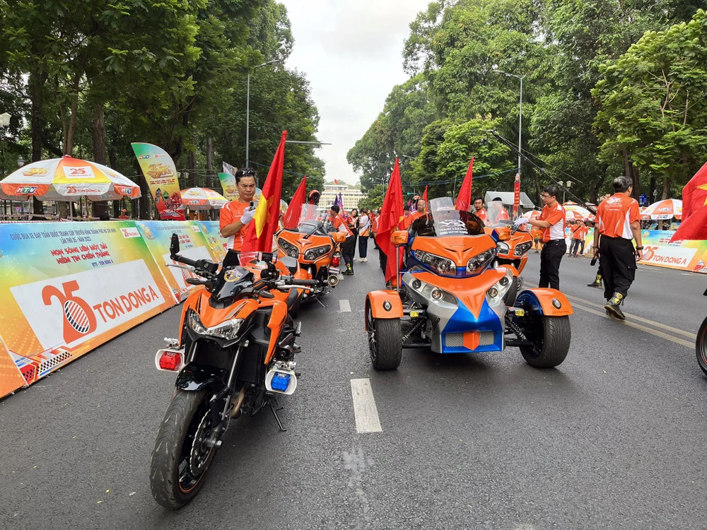 Nhiều mẫu xe phân khối lớn màu cam rực rỡ. Ảnh: THY NHUNG