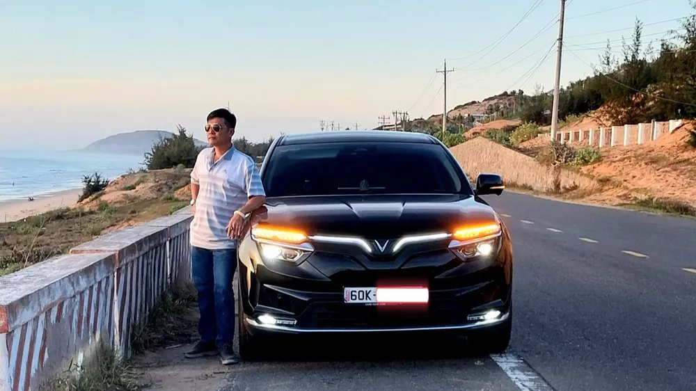 Anh Lê Nhật Trung trong một chuyến đi chơi xa cùng chiếc xe VinFast VF 8. (Ảnh: Cộng đồng VinFast toàn cầu) Anh Lê Nhật Trung trong một chuyến đi chơi xa cùng chiếc xe VinFast VF 8. (Ảnh: Cộng đồng VinFast toàn cầu)