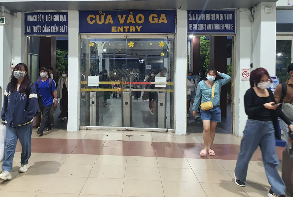 Tàu SE7 đi từ Hà Nội đến TP.HCM về đến ga Sài Gòn lúc 18 giờ theo kế hoạch. Ảnh: TN