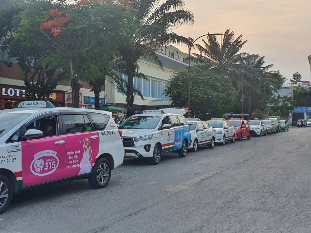 Tại khu vực ga, các nhân viên an ninh cũng đảm bảo trật tự cho các xe đến đón khách. Ảnh: TN