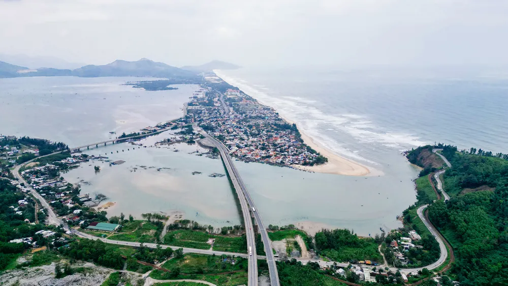 Cầu dẫn vào hầm Hải Vân và đèo Hải Vân.Lăng Cô, Huế. Ảnh: HOÀNG KHÁNH Cầu dẫn vào hầm Hải Vân và đèo Hải Vân.Lăng Cô, Huế. Ảnh: HOÀNG KHÁNH