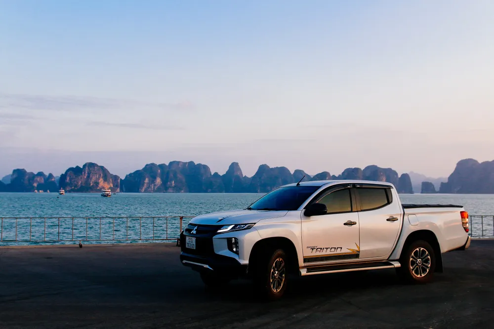 Chiếc xe đồng hành cùng Khánh và Tài được check in tại Vịnh Hạ Long, Quảng Ninh. Ảnh: HOÀNG KHÁNH Chiếc xe đồng hành cùng Khánh và Tài được check in tại Vịnh Hạ Long, Quảng Ninh. Ảnh: HOÀNG KHÁNH