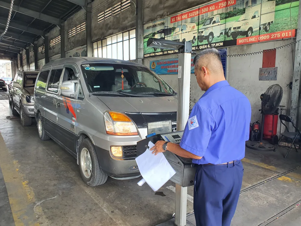 Các tài xế phải đăng ký lịch qua app từ 15-20 ngày trước khi đi kiểm định. Ảnh: TN