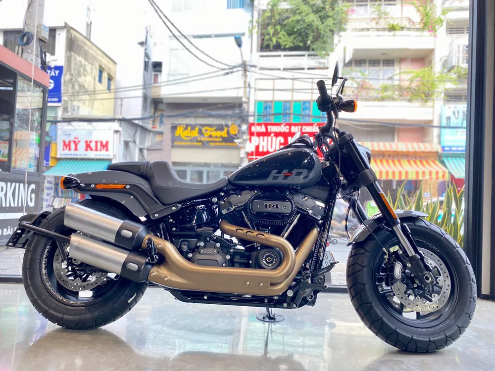 Chiếc xe cô dâu lái là mẫu Fat Bob thuộc dòng Softail nhà Harley-Davidson. Ảnh: ĐK Chiếc xe cô dâu lái là mẫu Fat Bob thuộc dòng Softail nhà Harley-Davidson. Ảnh: ĐK