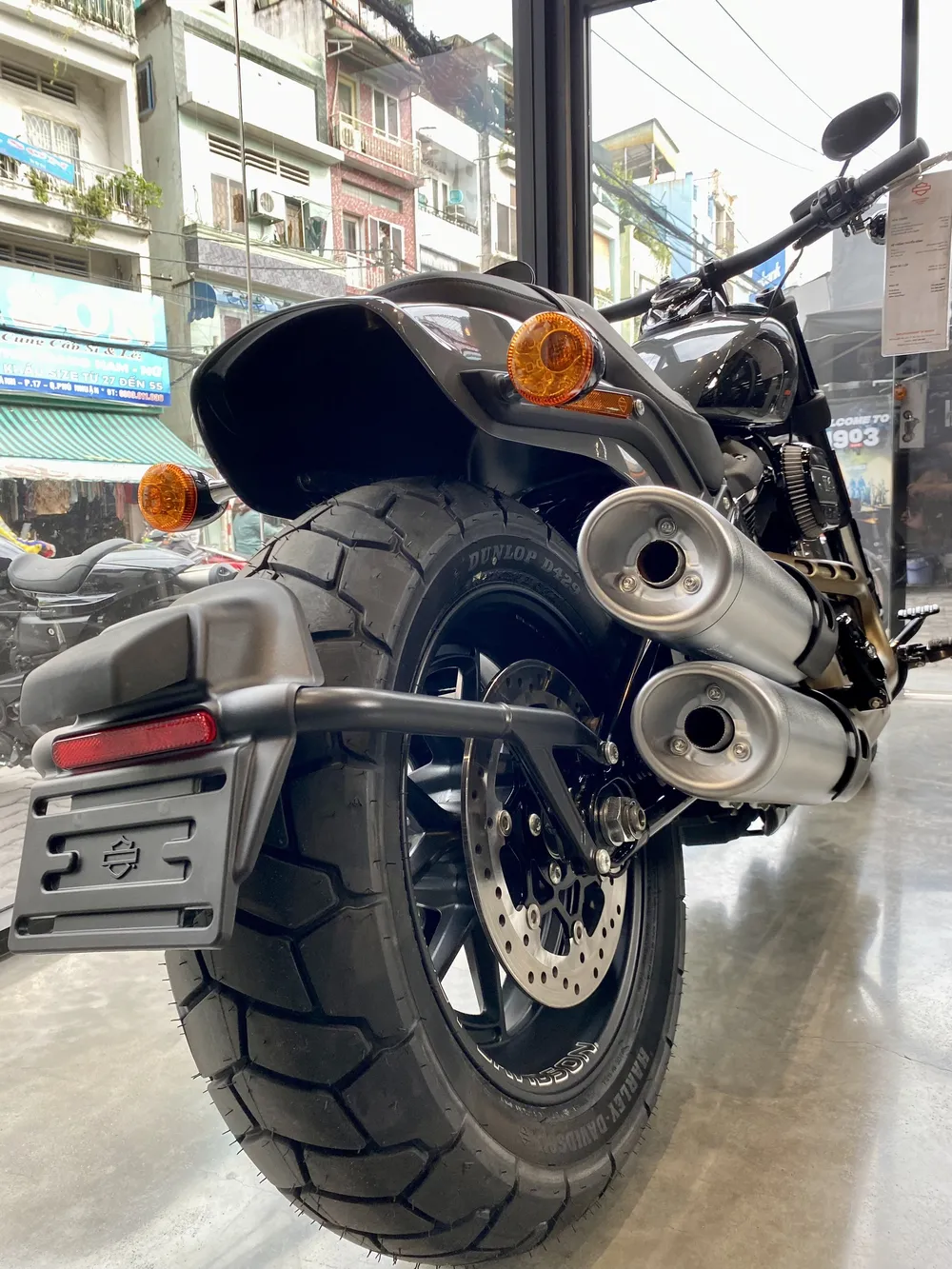 Hệ thống xả với cặp pô hướng lên. Ảnh: ĐK Hệ thống xả với cặp pô hướng lên. Ảnh: ĐK