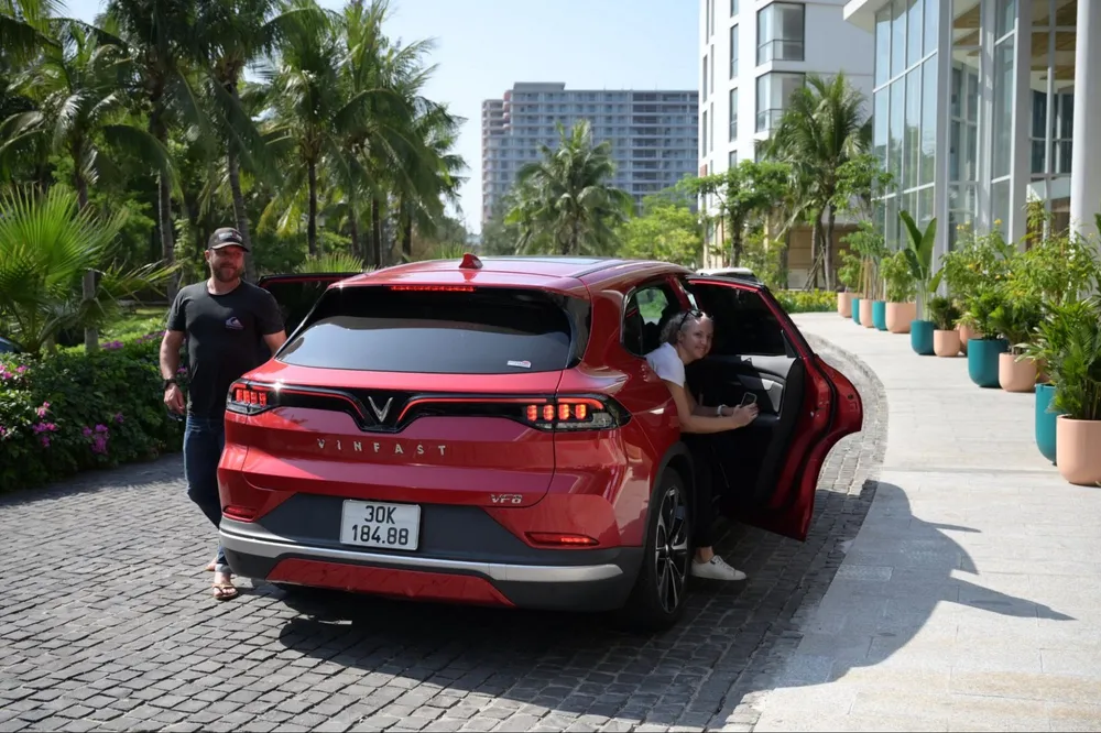 VinFast cũng đảm nhận hoạt động đưa đón các vận động viên trong nước và quốc tếtham dự giải đấu. Mỗi xe đều có nhân sự lái và hỗ trợ vận chuyển hành lý, tác phong chuẩn mựcvà giao tiếp tốtbằng tiếng Anh, tạo thiện cảm lớn cho nhiều hành khách. VinFast cũng đảm nhận hoạt động đưa đón các vận động viên trong nước và quốc tếtham dự giải đấu. Mỗi xe đều có nhân sự lái và hỗ trợ vận chuyển hành lý, tác phong chuẩn mựcvà giao tiếp tốtbằng tiếng Anh, tạo thiện cảm lớn cho nhiều hành khách.