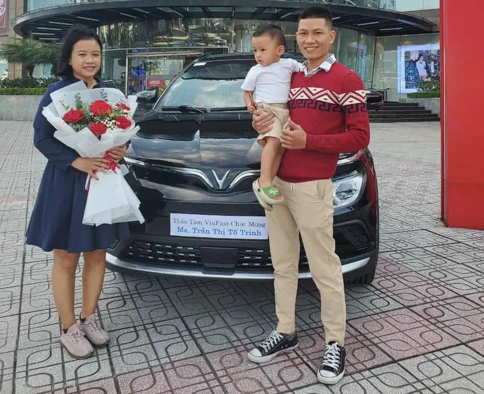 Gia đình anh Vinh trong ngày nhận xe VF e34. Gia đình anh Vinh trong ngày nhận xe VF e34.
