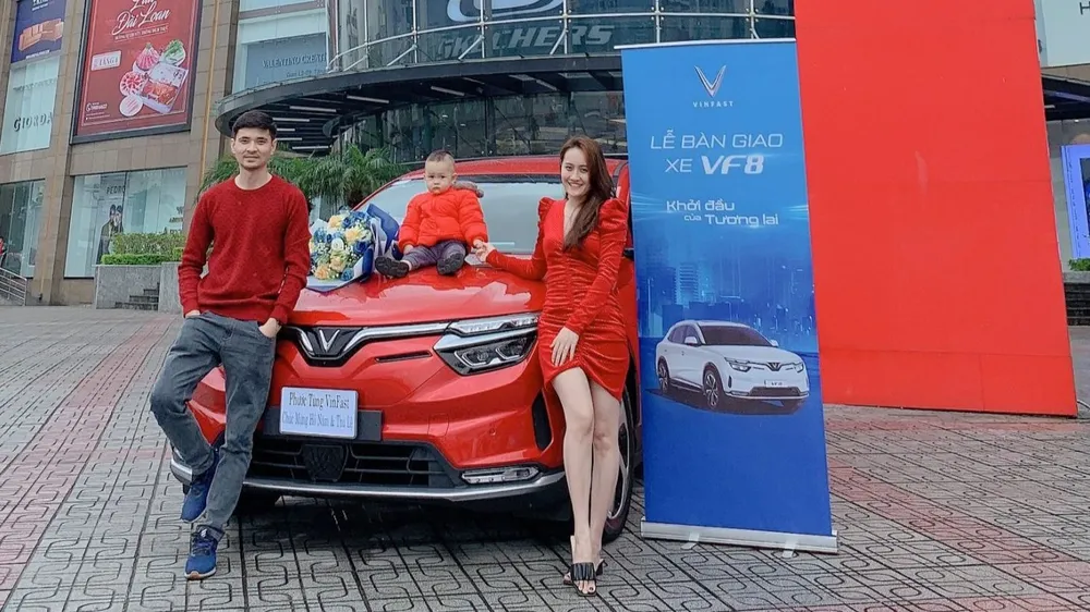 Gia đình anh Nam ngày nhận về “ngôi nhà thứ hai” VinFast VF 8. Gia đình anh Nam ngày nhận về “ngôi nhà thứ hai” VinFast VF 8.