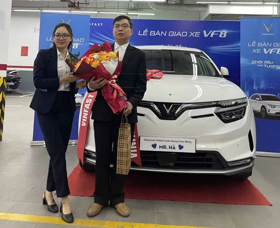 Anh Hà Mai Trung trong lễ nhận xe VinFast VF 8. Anh Hà Mai Trung trong lễ nhận xe VinFast VF 8.