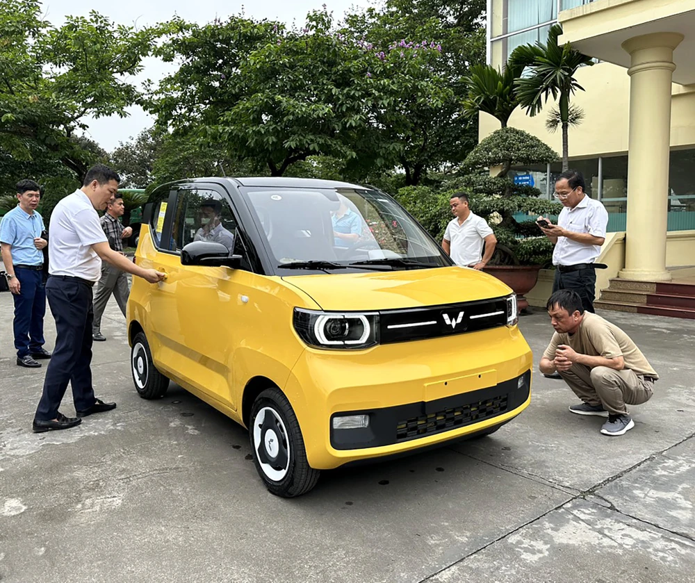 Mẫu xe điện Wuling Hongguang Mini EV xuất hiện tại nhà máy sản xuất ô tô của TMT Motors. Ảnh: MXH