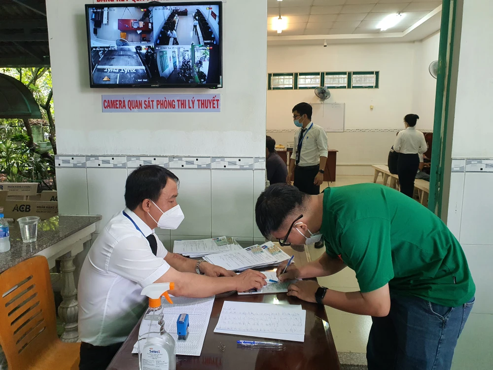 Chính thức tăng phí sát hạch lái xe từ 1-8. Ảnh: THY NHUNG Chính thức tăng phí sát hạch lái xe từ 1-8. Ảnh: THY NHUNG