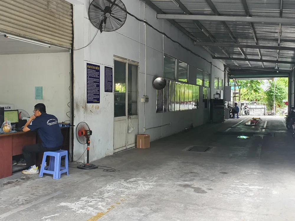 Các đăng kiểm viên ngồi nghỉ ngơi. Ảnh: THY NHUNG Các đăng kiểm viên ngồi nghỉ ngơi. Ảnh: THY NHUNG