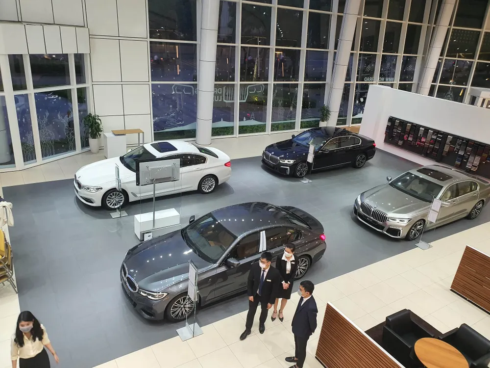 Nhiều hãng ô tô giảm giá cả trăm triệu đồng để kích cầu. Ảnh: TN Nhiều hãng ô tô giảm giá cả trăm triệu đồng để kích cầu. Ảnh: TN