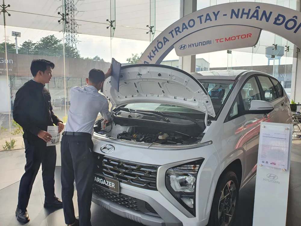 Nhiều nhân viên bán xe ô tô phải bỏ nghề kiếm việc khác để "mưu sinh". Ảnh: TN Nhiều nhân viên bán xe ô tô phải bỏ nghề kiếm việc khác để "mưu sinh". Ảnh: TN