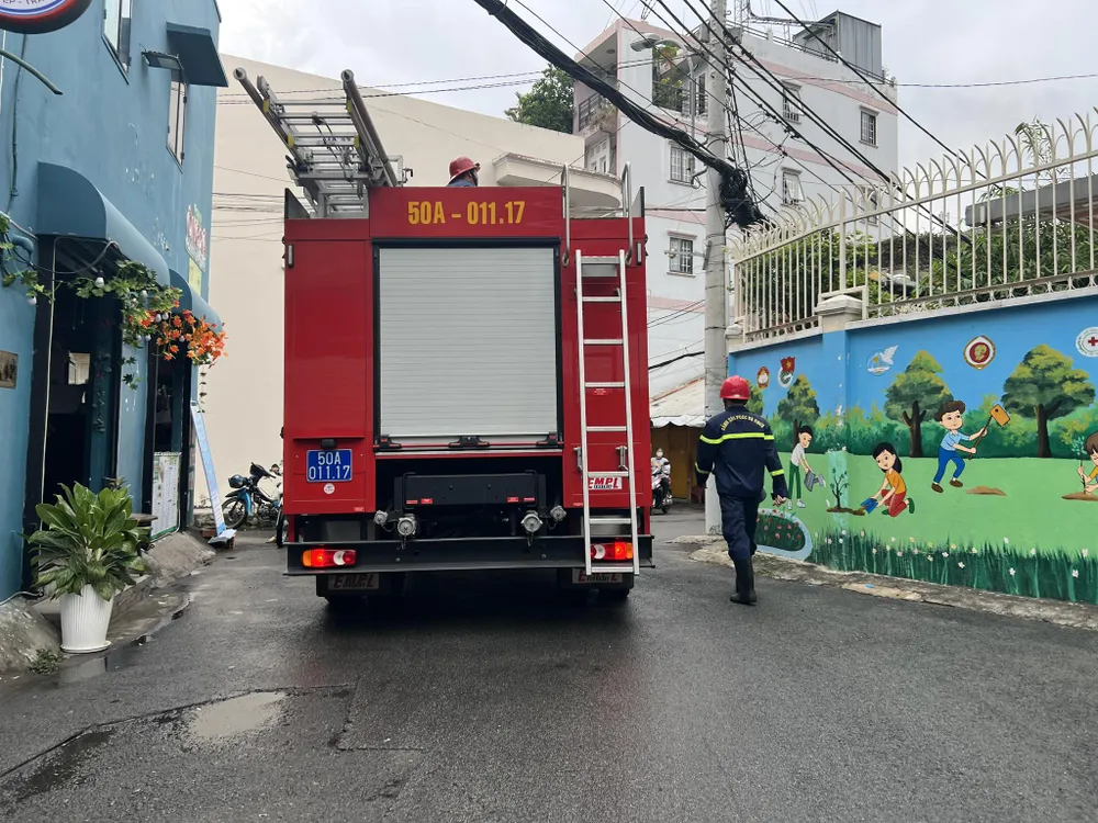 Cháy tòa nhà có quán bar, cà phê ở Phú Nhuận ảnh 1