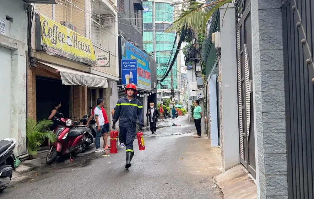 Đến khoảng 13 giờ, đám cháy được dập tắt. Ảnh: NGUYỄN YÊN