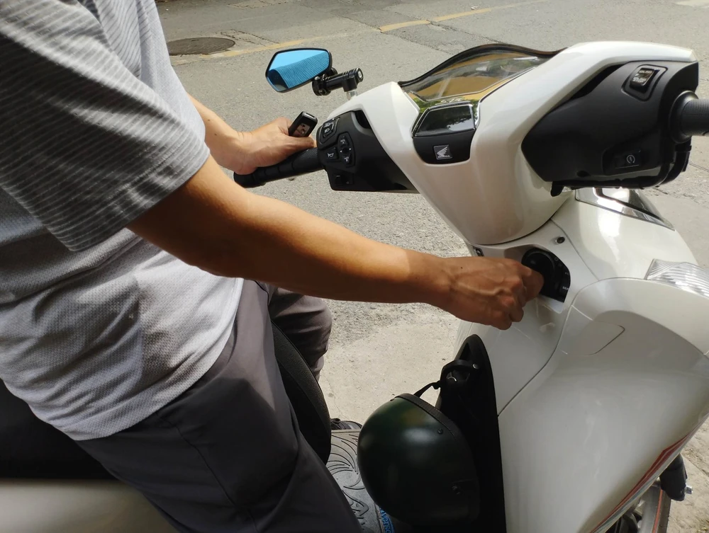 Loạt ô tô, xe máy không thể mở khoá được gây hoang mang. Ảnh: MXH