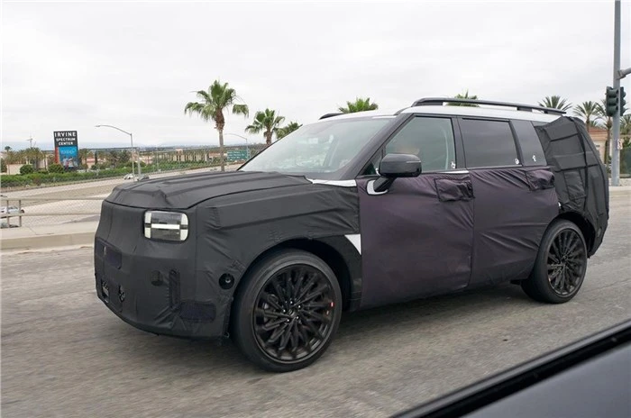 Hyundai SantaFe không phải là mẫu SUV được ưa chuộng ở Ấn Độ so với Tucson. Ảnh: Autocarinida