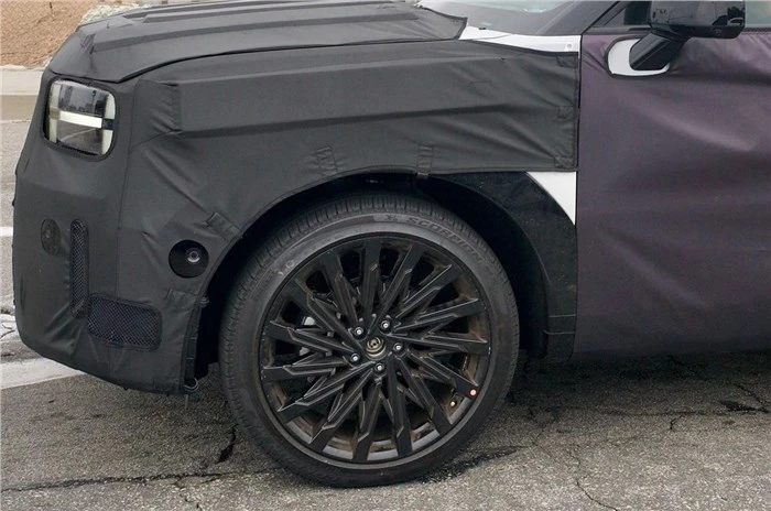 Với thế hệ mới, SantaFe có vẻ ngoài vuông vức hơn. Ảnh: Autocarindia