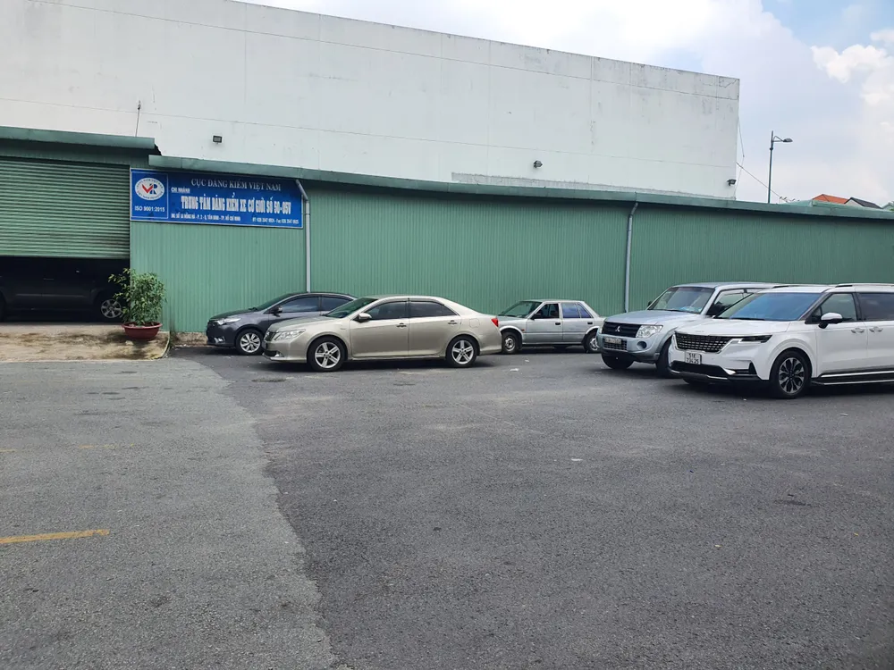 Hầu hết các TTĐK tại TP.HCM đều đã giảm lượng xe đến kiểm định. Ảnh: TN