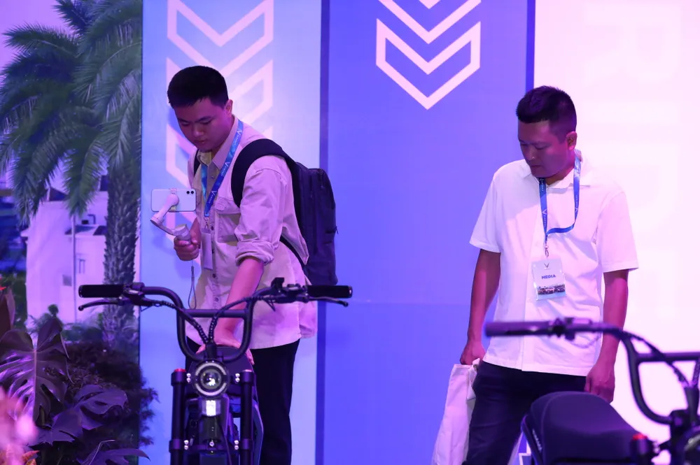 Gian hàng về mẫu xe đạp điện đầu tiên của VinFast thu hút đông đảo người xem.