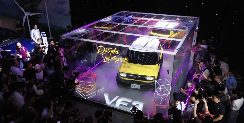 Người Việt bắt đầu so sánh giữa hai mẫu xe điện mini.