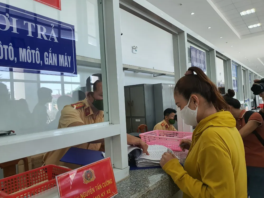 Đối với ô tô đăng ký biển số trúng đấu giá thì được đăng ký tại Phòng CSGT. Ảnh: TN Đối với ô tô đăng ký biển số trúng đấu giá thì được đăng ký tại Phòng CSGT. Ảnh: TN