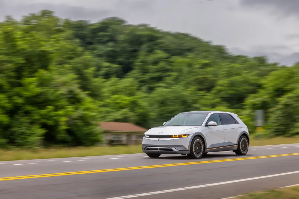 IONIQ 5 có giá bán từ 1,3 tỉ đồng. IONIQ 5 có giá bán từ 1,3 tỉ đồng.