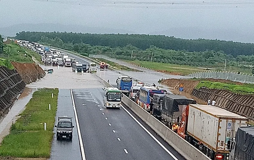 Luật sư phân tích các trường hợp có thể xảy ra khi bồi thường thiệt hại khi ô tô bị ngập trên cao tốc gây hư hỏng. Ảnh: BPN