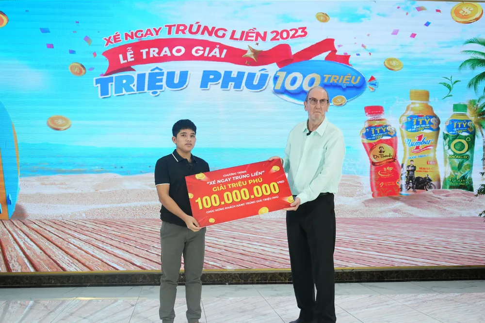 CEO Tập đoàn Tân Hiệp Phát, ông David Charles Riddle chúc mừng và trao giải thưởng triệu phú cho khách hàng Rơ Mah Thê tại trụ sở Tân Hiệp Phát.