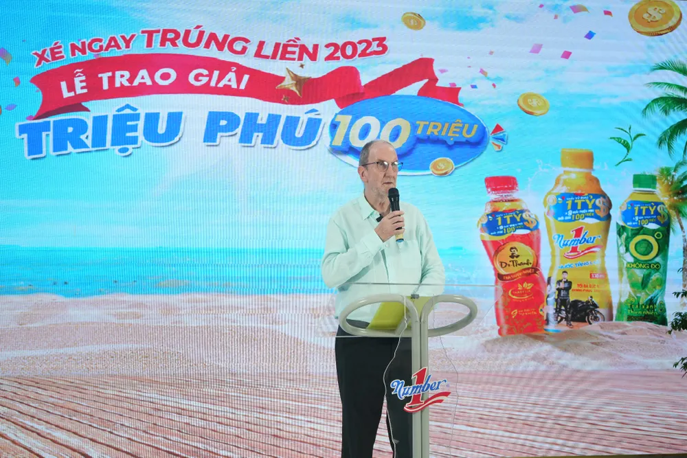 Ông David Charles Riddle chia sẻ một số thông tin về chương trình Khuyến mãi hè thường niên năm nay.